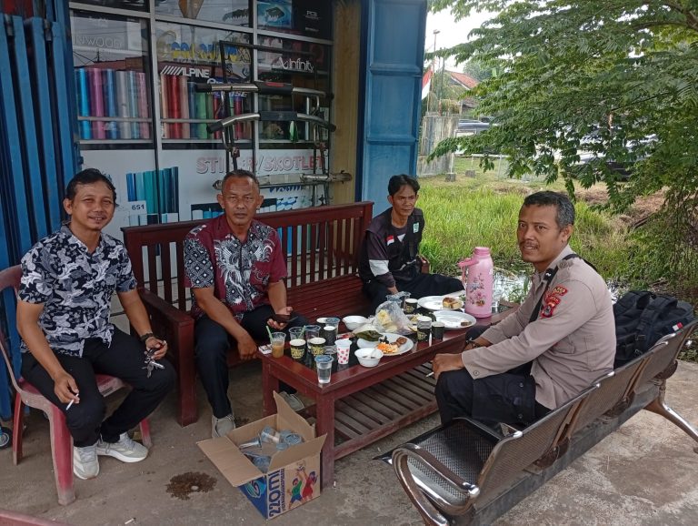 Kspk beserta Anggota Jaga Yanmas Polsek Warunggunung Sambang dan Pantau Perkembangan Situasi Kamtibmas.