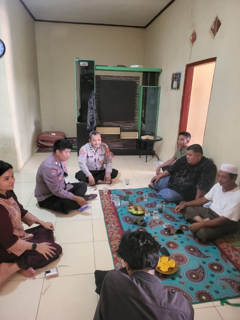 Kanit bimas dan bhabinmas Polsek Muncang Polres Lebak Sambangi Warga di Desa tanjungwangi