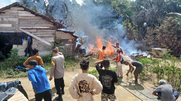 Polres Bangka Barat Bergerak Cepat Bantu Padamkan Kebakaran Rumah Warga di Mentok