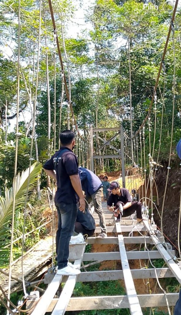 Polri Hadir Membangun Jembatan Gantung Merah Putih Presisi Bersama Warga di Kec. Cigemblong Kab.Lebak
