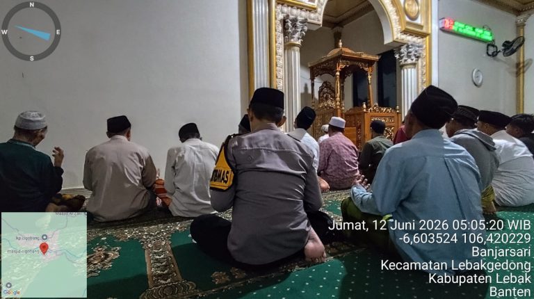 Anggota Polsek Lebakgedong Polres Lebak Rutin Giat Subling di masjid Desa Ciladaeun.