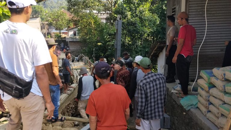 Polsek Sobang Polres Lebak Gotong Royong Bersama Warga Membangun Jembatan Gantung Merah putih Presisi di Kec. Sobang Kab. Lebak