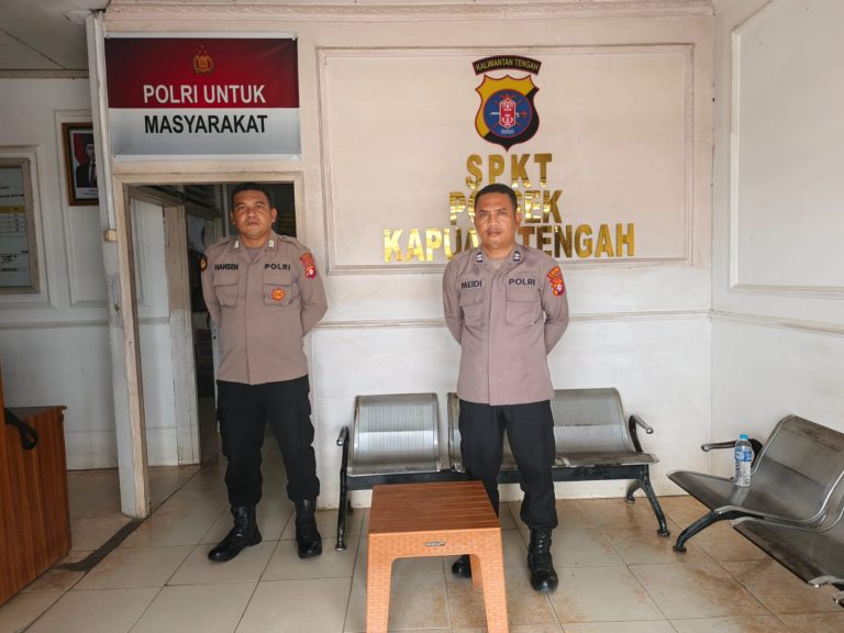 Personil Piket Jaga Polsek Kapuas Tengah melayani Warga masyarakat.