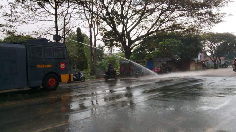 Polres Serang Terjunkan Water Cannon Bersihkan Ceceran Tanah di Kibin Warga Berikan Apresiasi