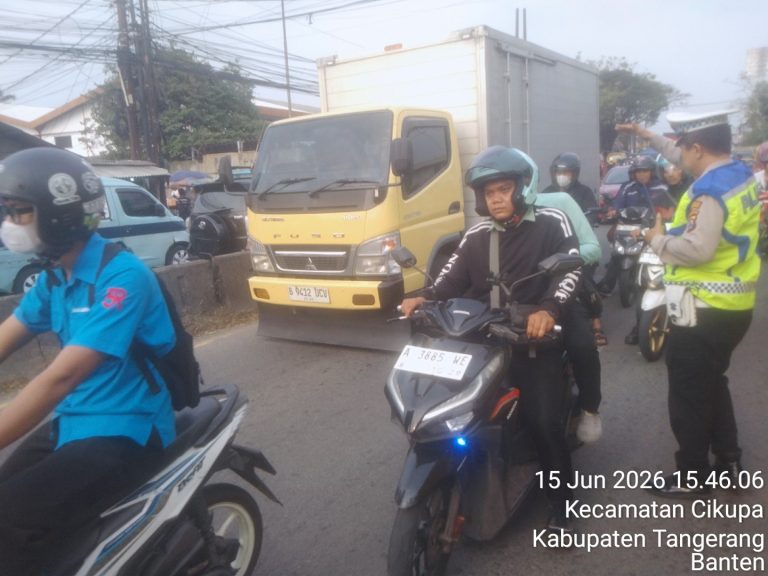 IPTU Udi Muhdi Terjun Langsung Atur Arus Lalu Lintas Sore Hari di Pertigaan Columbus Cikupa