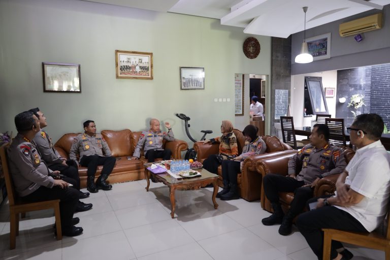 Sambut Hari Bhayangkara ke-80, Kapolda Banten Pererat Silaturahmi dengan Kapolda Banten Terdahulu