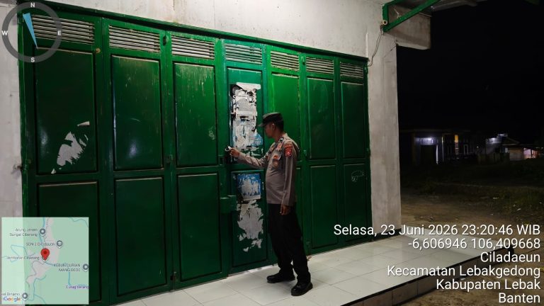 Anggota Polsek Lebakgedong Polres Lebak, Patroli Malam Hari Guna Mencegah Gangguan Kamtibmas.