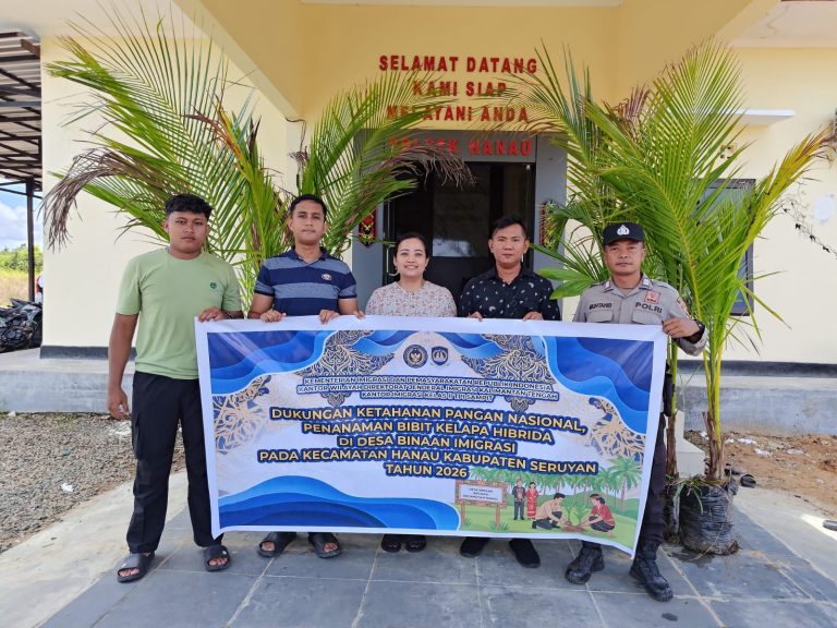 Polsek Hanau Terima 25 Bibit Kelapa Hibrida dari Imigrasi untuk Dukung Ketahanan Pangan