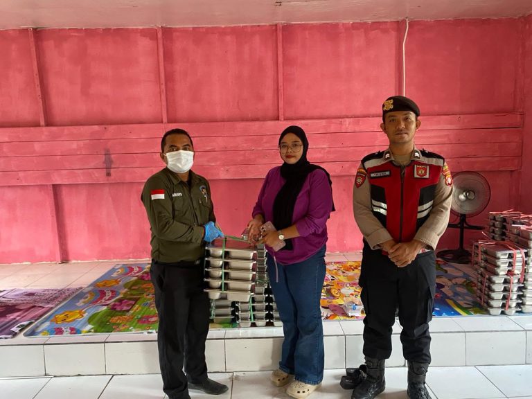 PERSONEL SAT SAMAPTA POLRES SUKAMARA LAKSANAKAN PATROLI DAN PENGAWALAN PROGRAM MAKANAN BERGIZI GRATIS