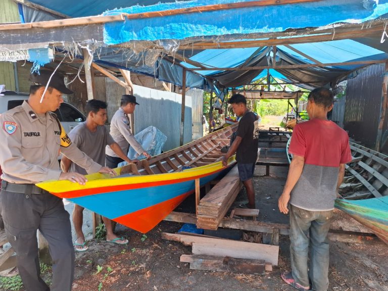 Polsek Banama Tingang Sambangi Pembuat Perahu, Ajak Warga Saring Informasi