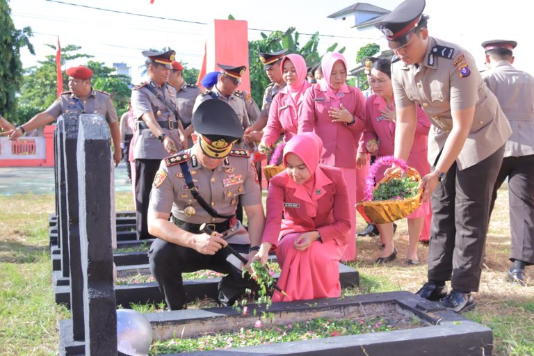 KAPOLRES SERUYAN PIMPIN ZIARAH DAN TABUR BUNGA DI TAMAN MAKAM PAHLAWAN, HORMATI JASA PARA PAHLAWAN DALAM RANGKA HUT BHAYANGKARA KE-80
