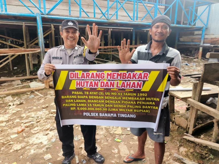 Upaya Cegah Kebakaran Hutan, Polsek Banama Tingang Bentangkan Spanduk Larangan di Desa Ramang
