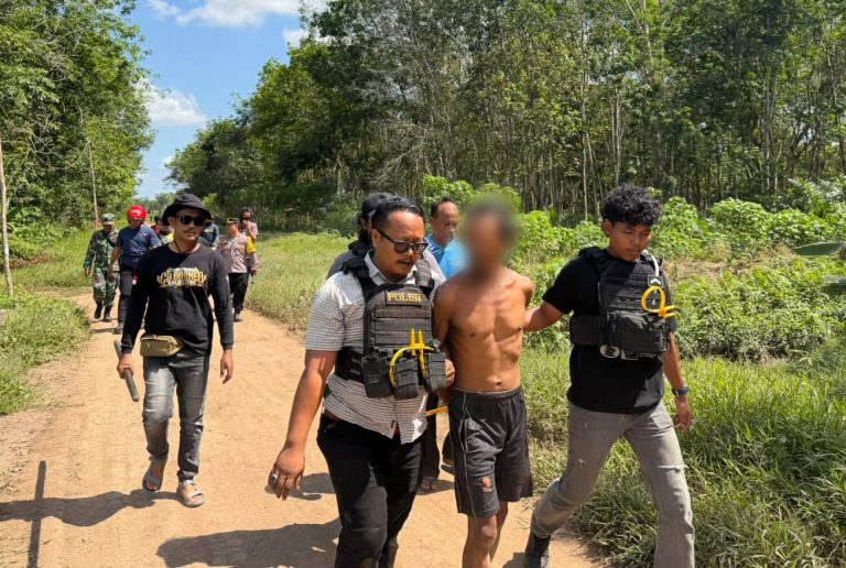 Resmob Satreskrim Polres Pulang Pisau Back Up Evakuasi Pria Diduga ODGJ Berparang di Kantan Dalam