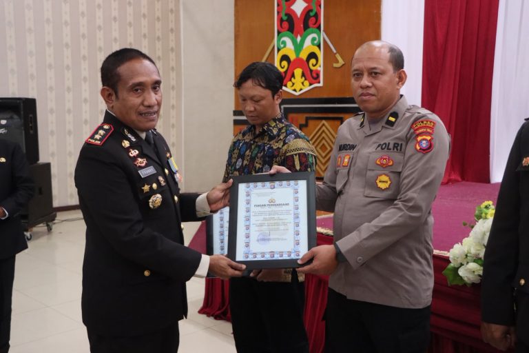 Moment Hari Bhayangkara ke-80, 7 Personel Polres Murung Raya Terima Penghargaan