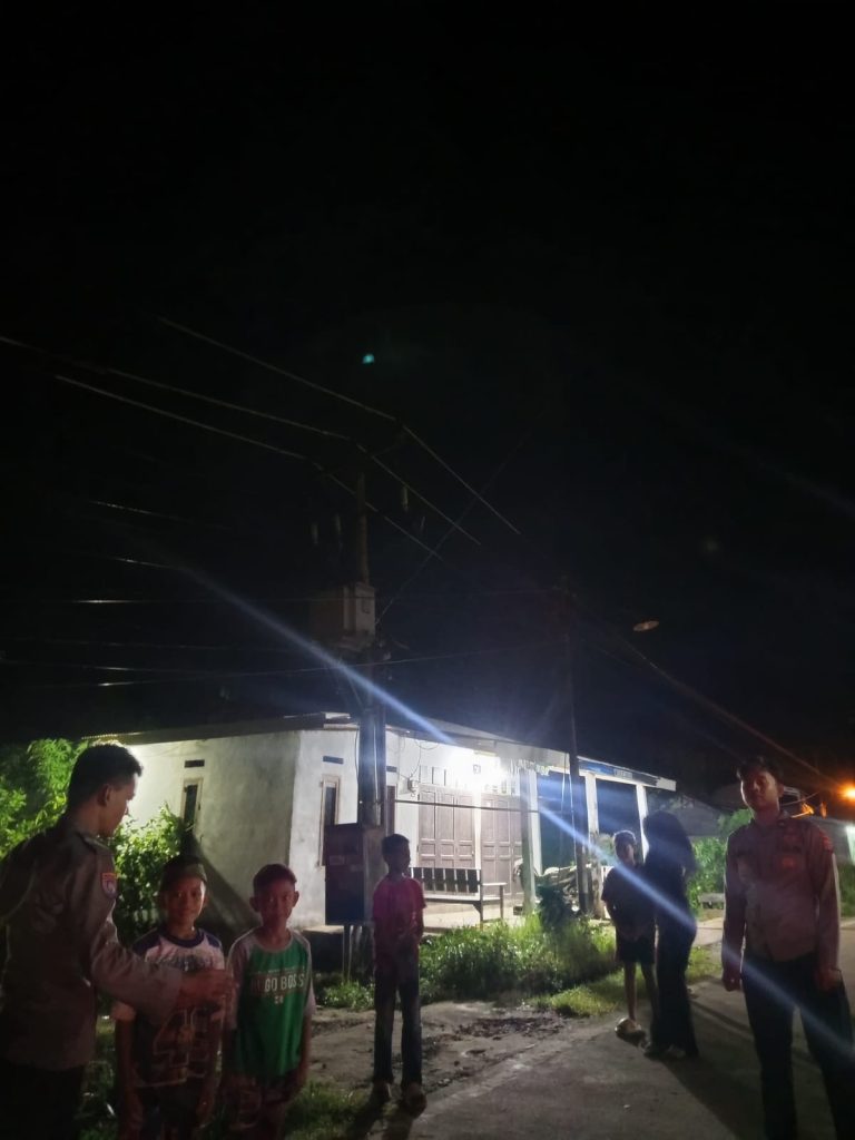 Anggota Polsek Leuwidamar Polres Lebak, Patroli Malam Hari Guna Mencegah Gangguan Kamtibmas.