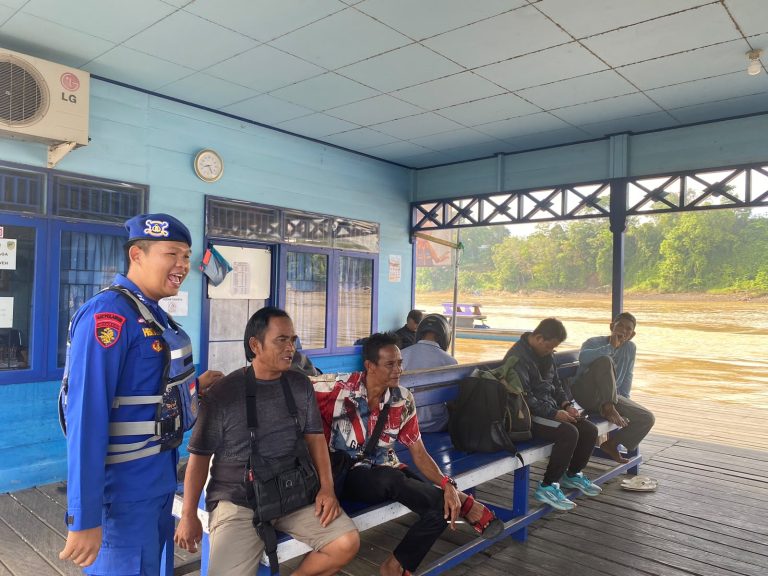 Jaga Kamtibmas Perairan DAS Barito, Satpolairud Polres Barito Utara Intensifkan Patroli dan Sambang Polmas