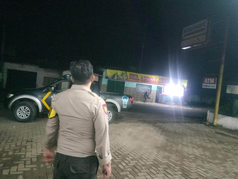Anggota Polsek Leuwidamar Polres Lebak, Patroli Malam Hari Guna Mencegah Gangguan Kamtibmas.