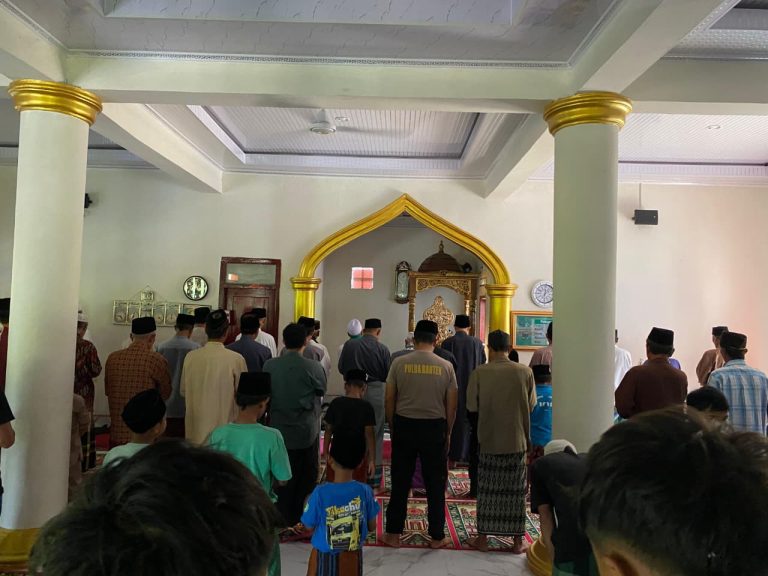 Makmurkan Masjid Anggota Polsek Leuwidamar Polres Lebak Melaksanakan Kegiatan Shalat jumat Keliling