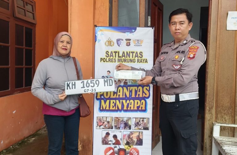 Petugas Samsat Polres Murung Raya Edukasi Tata Cara Administrasi Bayar Pajak Lewat Polantas Menyapa