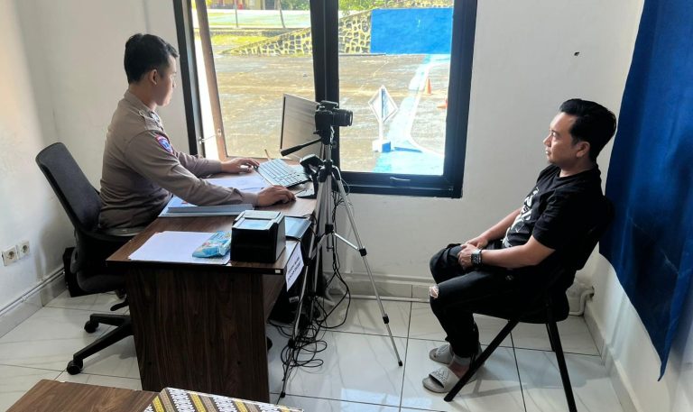 Satlantas Polres Murung Raya Melalui “Polantas Menyapa” Berinteraksi Bersama Masyarakat Di Perekaman Penerbitan SIM