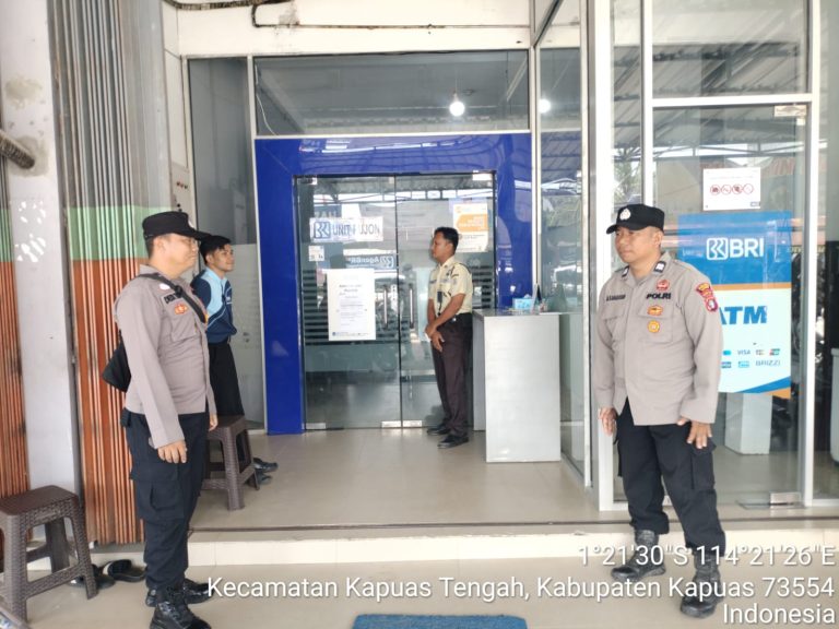 Personil Polsek kapuas tengah laksanakan Patroli Rutin ke bank BRI unit Pujon.