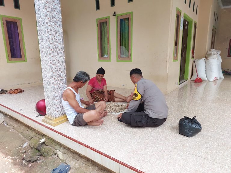 Sambang Humanis, Brigpol Bagus Bhabinkamtibmas Polsek Bojonegara Sosialisasikan Layanan Hotline Polri 110 Kepada Warga