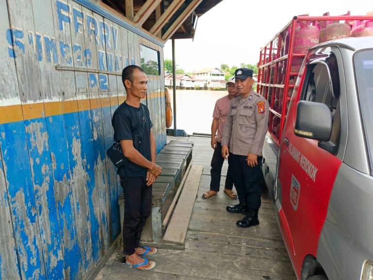 Polsek berikan imbauan keselamatan kepada penumpang feri penyebrangan.