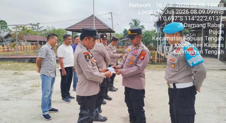 Waka polsek berikan Arahan pada laksanaan apel pagi di halaman mapolsek.