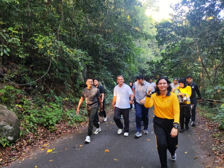 Kapolres Bangka Barat Tempuh Perjalanan ke Bukit Menumbing Bareng Forkopimda, Perkuat Sinergi di Alam Terbuka