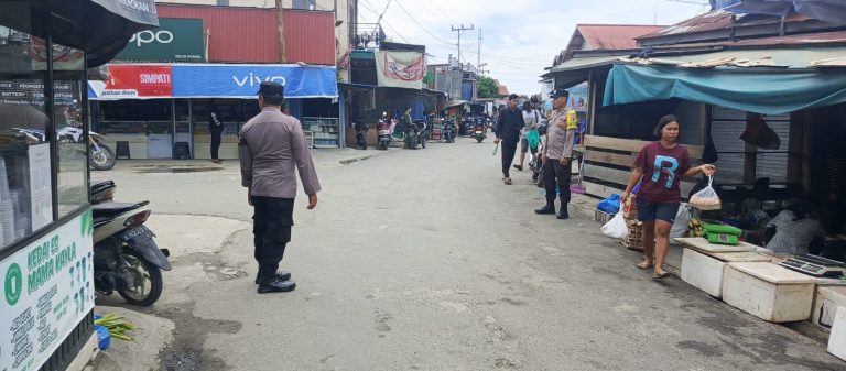 Personil polsek lakukan giat Patroli rutin ke pasar harian Pujon desa Pujon.
