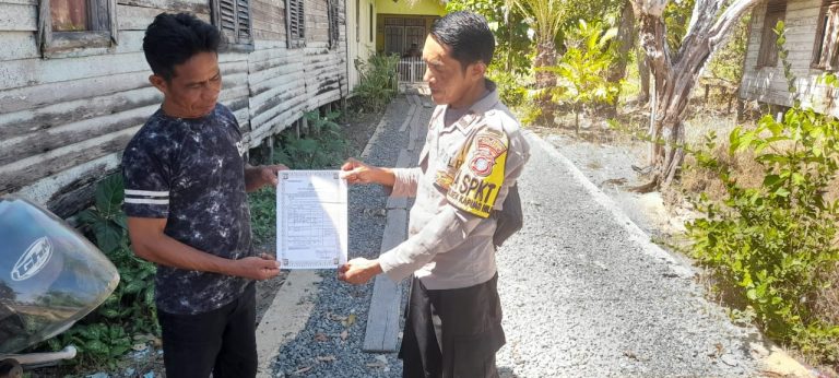 Melalui Maklumat Kapolda Kalteng Polsek Kapuas Hilir Berikan Pemahaman Kepada Masyarakat Tentang Sanksi Pidana Dan Denda Bagi Pelaku Karhutla