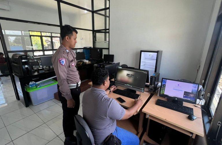 Polantas Menyapa, Petugas Satlantas Polres Murung Raya Dampingi Pemohon Uji Teori SIM