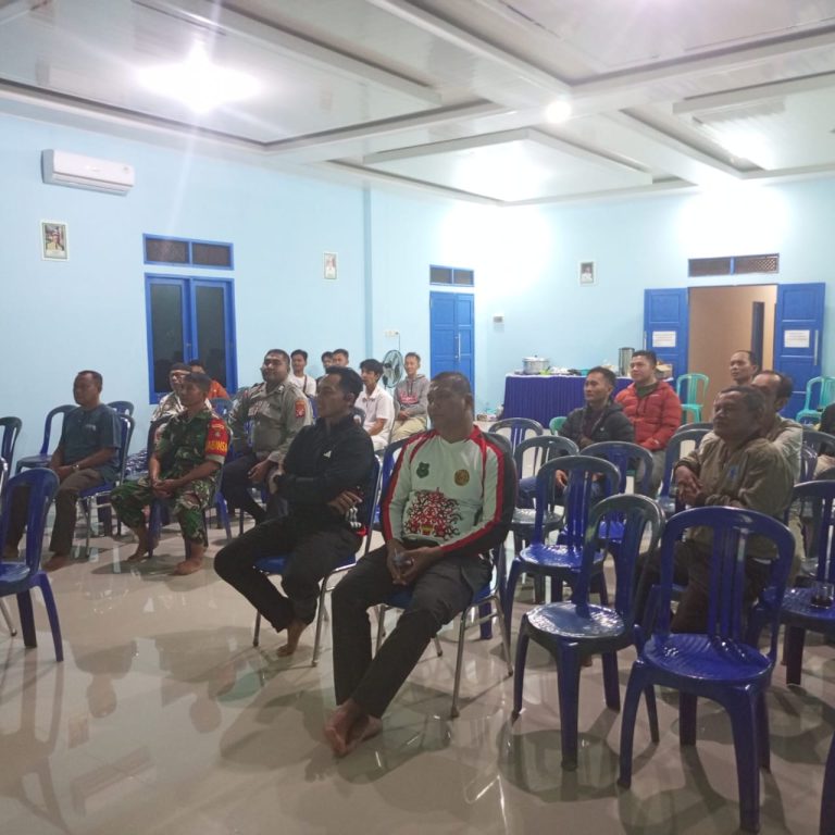 Polsek Kapuas Timur Ikut Nonton Bareng Final Piala Dunia 2026 Bersama Masyarakat