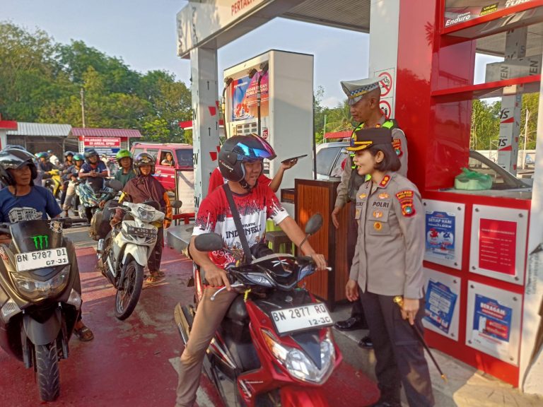 Kapolres Bangka Barat Turun Langsung Pantau Antrean BBM di SPBU Mentok, Pastikan Situasi Tetap Kondusif