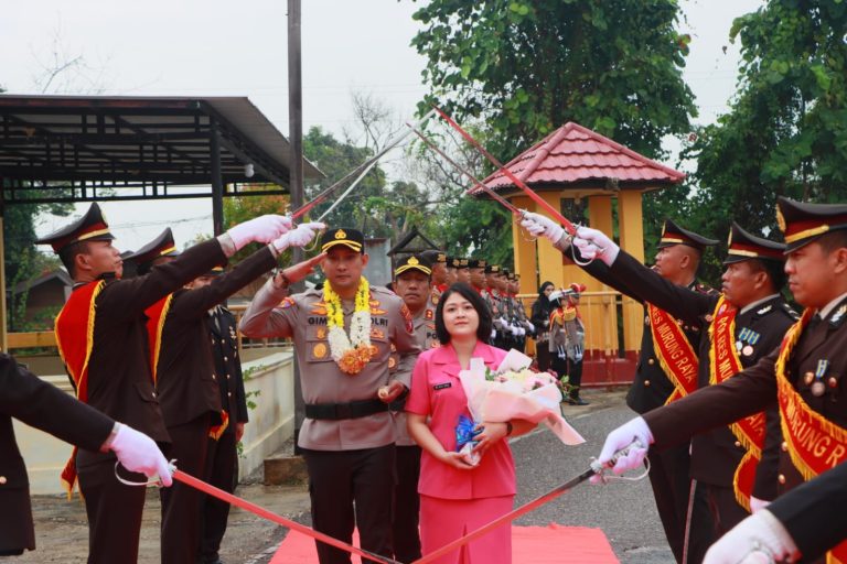 Polres Murung Raya Gelar Tradisi Pedang Pora Sambut Kapolres Yang Baru AKBP Agung Gima Sunarya