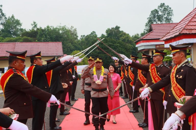 Penuh Khidmat, Polres Murung Raya Gelar Ferewell and Welcome Parade Lepas AKBP Franky Matias Monathen dan Sambut AKBP Agung Gima Sunarya