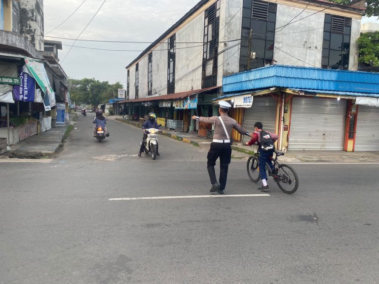 Personel Polres Barsel Laksanakan Gatur Pagi di Sejumlah Titik Rawan Kepadatan Kota Buntok