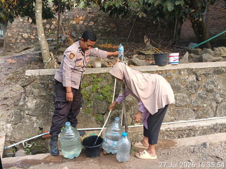Polsek Sajira Gerak Cepat Bantu Warga Desa Paja Bagikan Air Bersih Dampak Kekeringan Yang Melanda