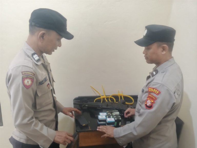 Kanit SPK Polsek Kapuas Timur Laksanakan Pemeriksaan Senpi Dinas Dalam Rangka Serahterima Piket Jaga dan Pelayanan Masyarakat