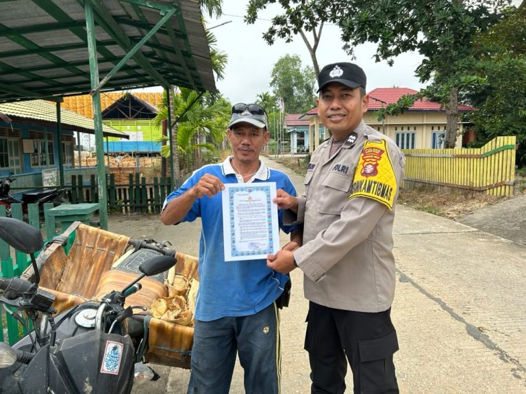 BHABINKAMTIBMAS POLSEK LAHEI POLRES BARITO UTARA SOSIALISASIKAN MAKLUMAT KAPOLDA KALIMANTAN TENGAH TENTANG LARANGAN KARHUTLA