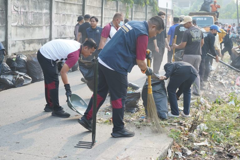 Polresta Tangerang Bareng Mahasiswa Lentera Muda Gelar Jumat Asri, Bersih-bersih Lingkungan di Tigaraksa