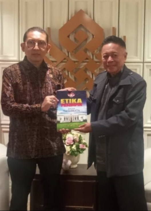 Dorong Integritas Pejabat, The President Center Hadiahkan Buku “Etika Pemimpin” ke Fadli Zon