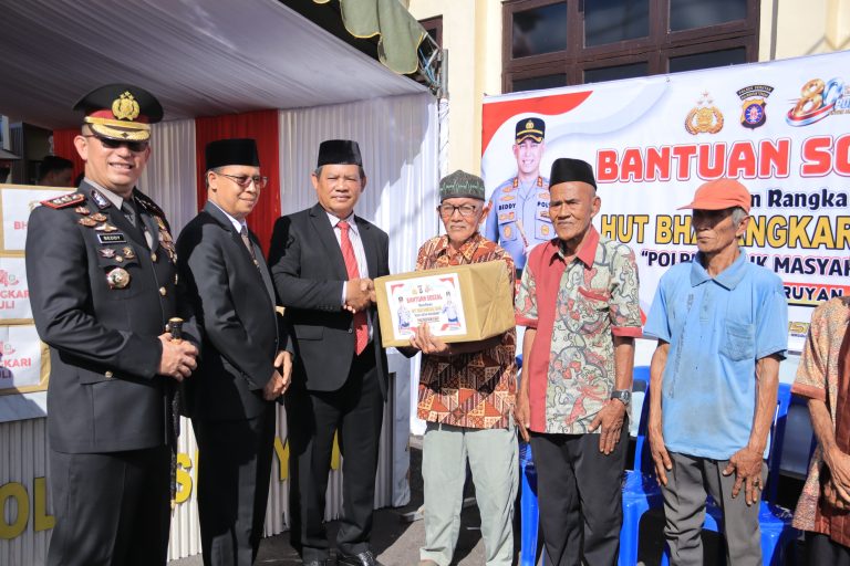 USAI UPACARA HUT BHAYANGKARA KE-80, BUPATI SERUYAN DAN FORKOPIMDA SERAHKAN BANTUAN SOSIAL KEPADA MASYARAKAT