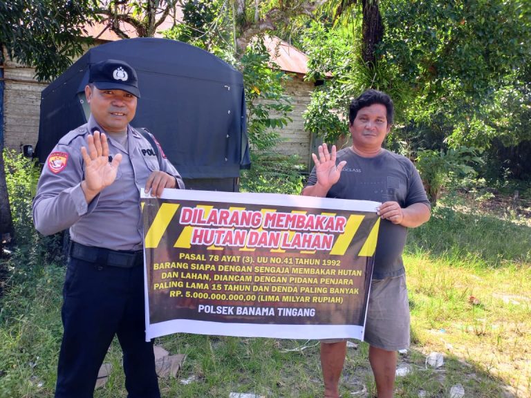 Cegah Karhutla, Polsek Banama Tingang Bentangkan Spanduk Larangan dan Edukasi Warga Desa Ramang