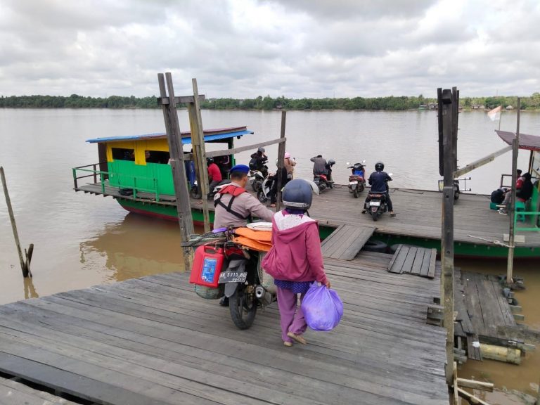 Berikan Pelayanan Prima, Satpolairud Polres Pulang Pisau Bantu Masyarakat Bawa Kendaraan Dari Dermaga Menuju Ke Kapal Ferry Penyebrangan