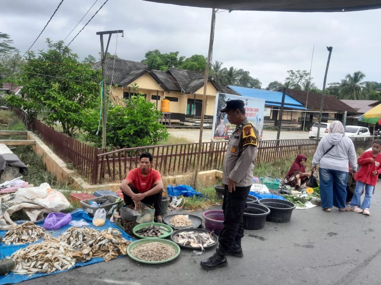 Polsek Pandih Batu Tingkatkan Pengamanan di Pasar Tradisional Guna Berikan Rasa Aman Kepada Masyarakat