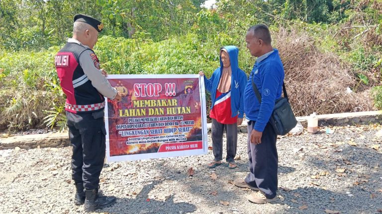 Upaya Cegah Karhutla, Polsek Kahayan Hilir Bentangkan Spanduk Larangan Membakar Hutan dan Lahan