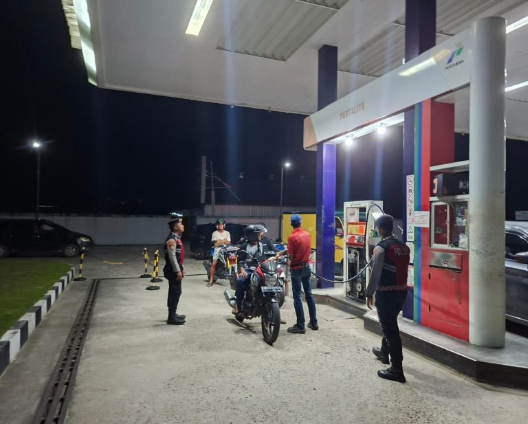Cegah Aksi Kriminalitas Jalanan Jam Rawan, Sat Samapta Polres Sukamara Ronda Malam di SPBU