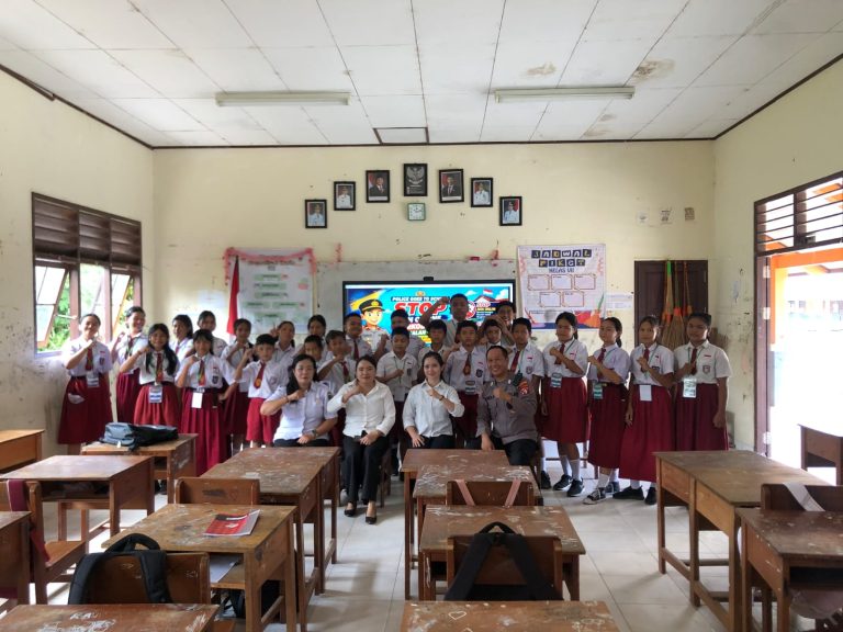 Dukung Program MPLS, Polsek Banama Tingang Edukasi Pelajar Baru Terkait Bahaya Judi Online hingga Bullying