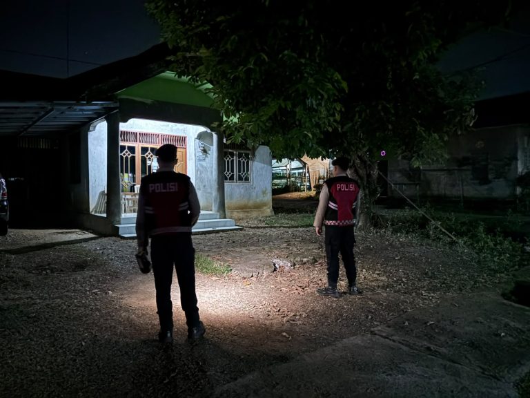 Personel Satsamapta Laksanakan Patroli Dini Hari di Permukiman Warga Gang Karya Bhakti